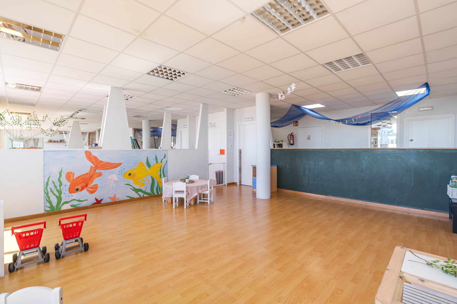 Aula con pizarra y mural